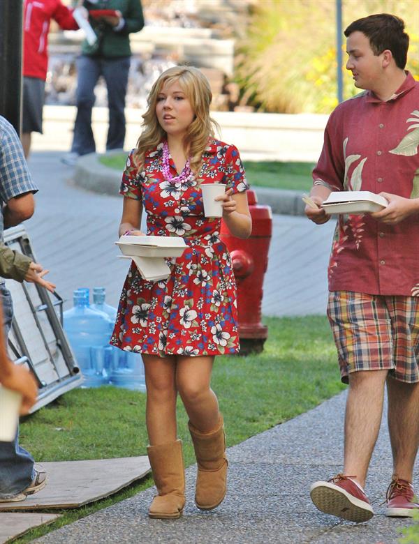 Jennette McCurdy lunch break on set of 'Swindle' in Vancouver 10/4/12 