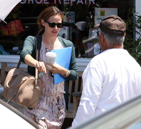 Jennifer Garner seen chatting away on her cellphone in Brentwood 