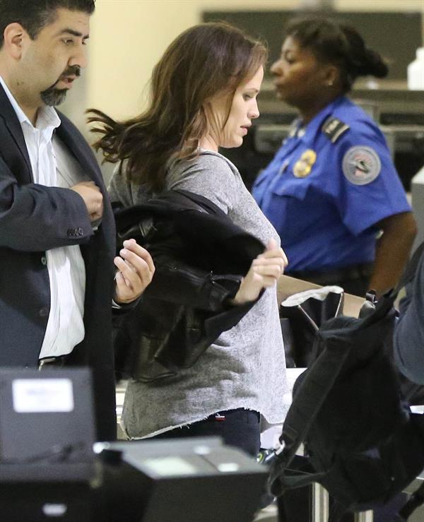 Jennifer Garner Departs LAAirport in L.A. (November 14, 2012) 