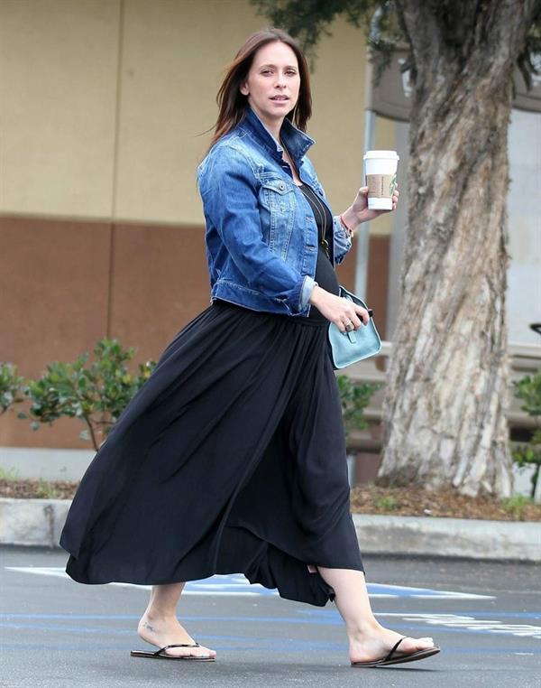 Jennifer Love Hewitt out at Starbucks in Los Angeles August 9, 2013 