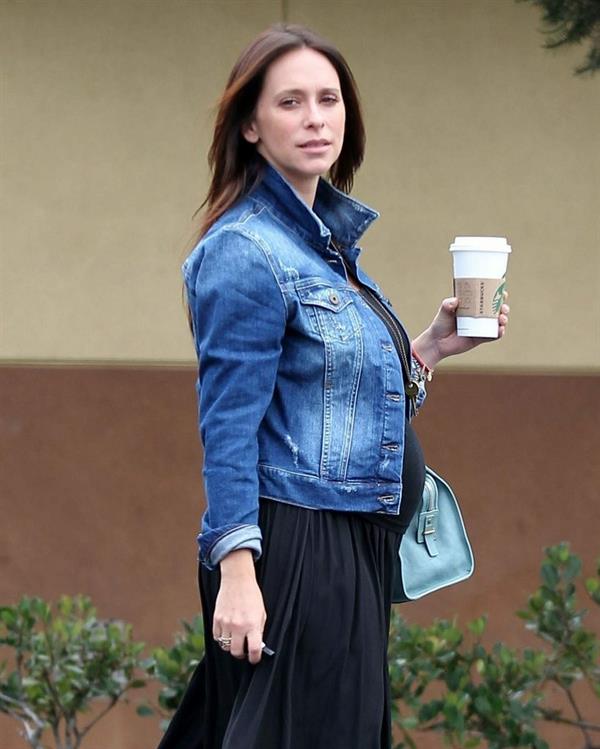 Jennifer Love Hewitt out at Starbucks in Los Angeles August 9, 2013 