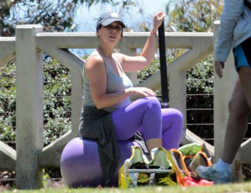 Jennifer Love Hewitt Jennifer Love Hewitt doing a yoga session in Santa Monica August 8, 2013  