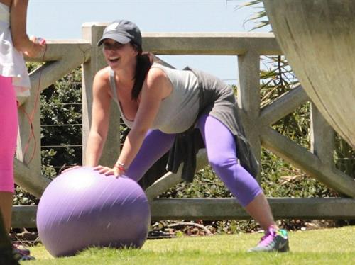 Jennifer Love Hewitt Jennifer Love Hewitt doing a yoga session in Santa Monica August 8, 2013  