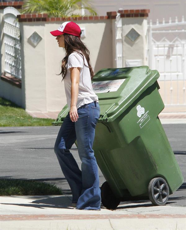 Jennifer Love Hewitt - brings in her trash can and checks her mail outside her house June 28, 2012