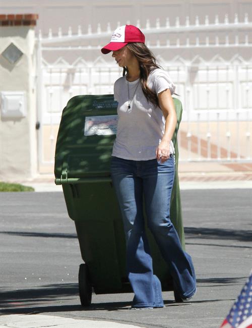 Jennifer Love Hewitt - brings in her trash can and checks her mail outside her house June 28, 2012