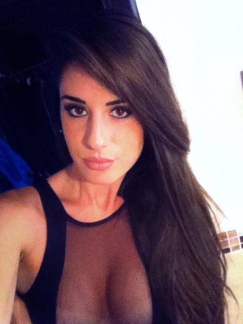 Valentina Vignali taking a selfie