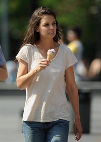 Katie Holmes Films  Mania Days  in Washington Square Park (May 21, 2013) 