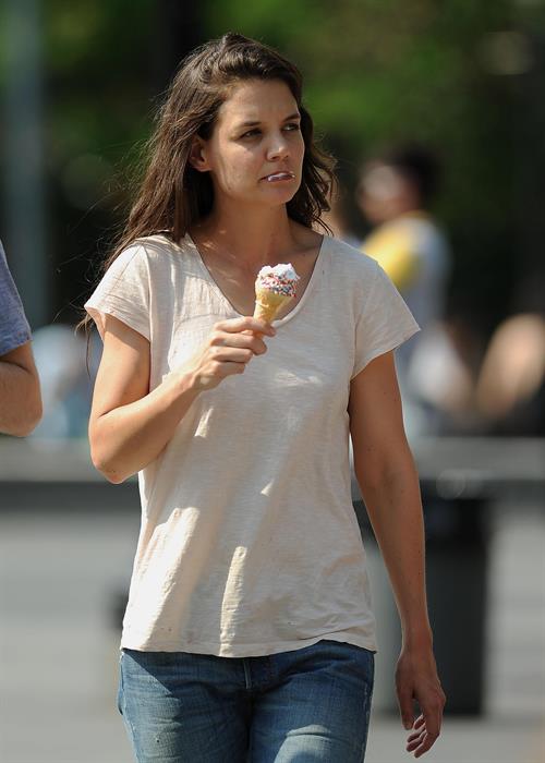 Katie Holmes Films  Mania Days  in Washington Square Park (May 21, 2013) 