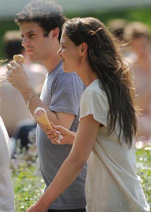 Katie Holmes Pictures Katie Holmes Films  Mania Days  in Washington Square Park (May 21, 2013)