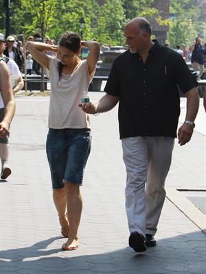Katie Holmes Pictures Katie Holmes Films  Mania Days  in Washington Square Park (May 21, 2013)