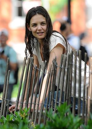Katie Holmes Pictures Katie Holmes Films  Mania Days  in Washington Square Park (May 21, 2013)