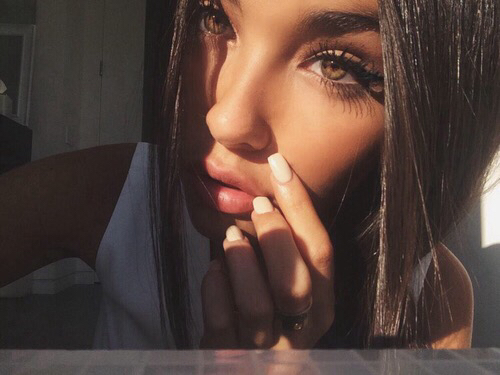 Madison Beer taking a selfie