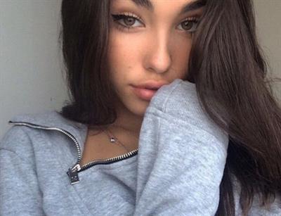 Madison Beer taking a selfie