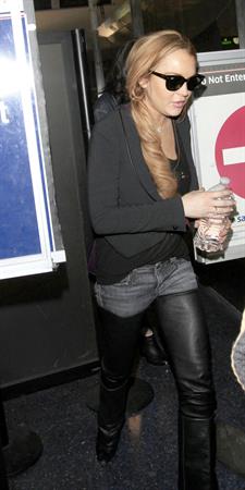 Lindsay Lohan - Los Angeles International Airport (10.04.2013) 
