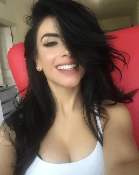 Jessica Cediel taking a selfie