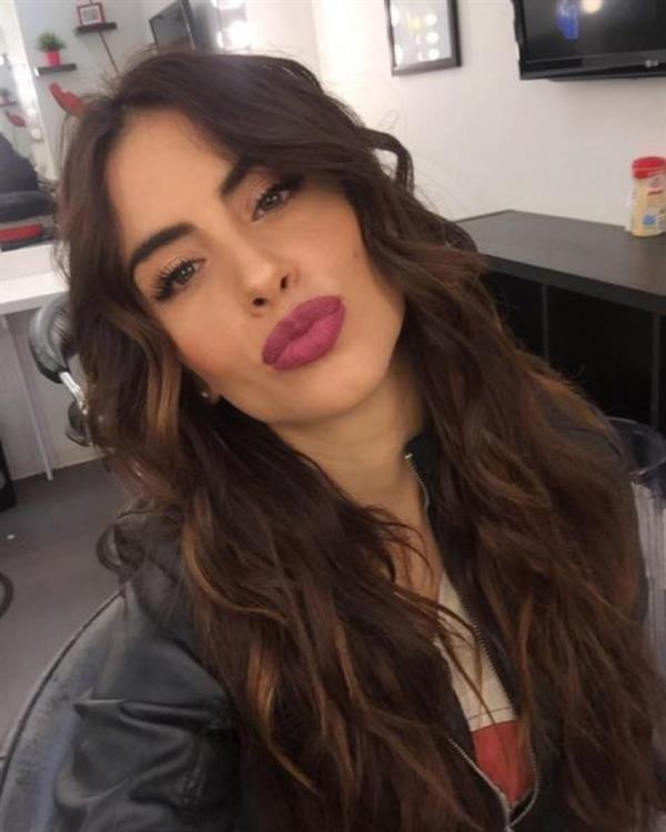 Jessica Cediel taking a selfie