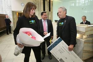 Lucy Lawless - $5,000 check for NZ PM John Key 11/18/09  