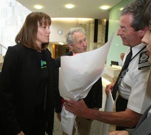 Lucy Lawless - $5,000 check for NZ PM John Key 11/18/09  