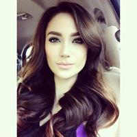 Arci Muñoz taking a selfie