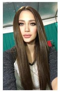 Arci Muñoz taking a selfie