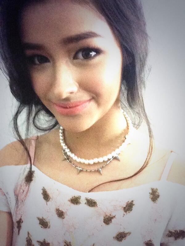 Liza Soberano taking a selfie