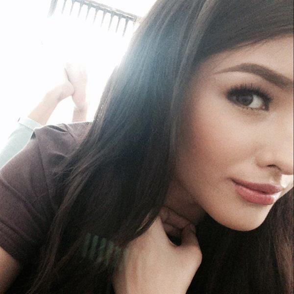 Liza Soberano taking a selfie