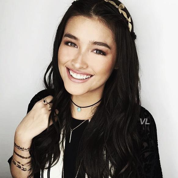 Liza Soberano taking a selfie