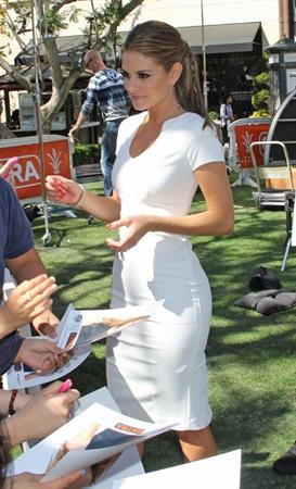 Maria Menounos Meets with fans at the Grove of TV Show EXTRA in LA 09.04.13 