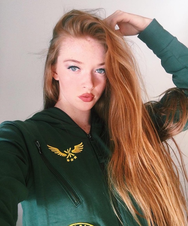 Larsen Thompson taking a selfie
