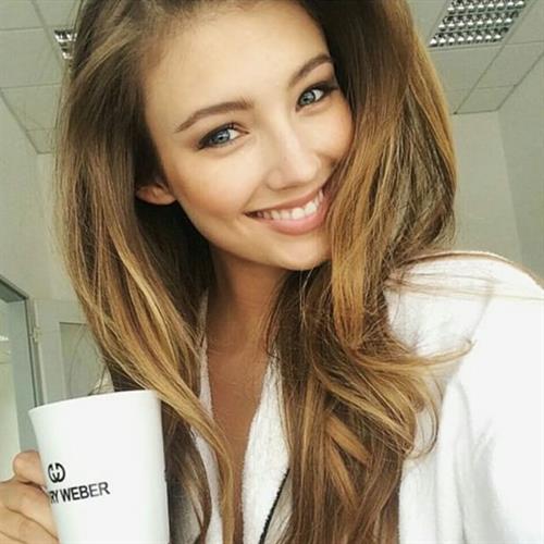 Lorena Rae taking a selfie