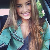 Lorena Rae taking a selfie