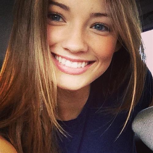 Lorena Rae taking a selfie