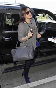 Mariska Hargitay Arrives at LAX Airport in Los Angeles (November 11, 2013) 