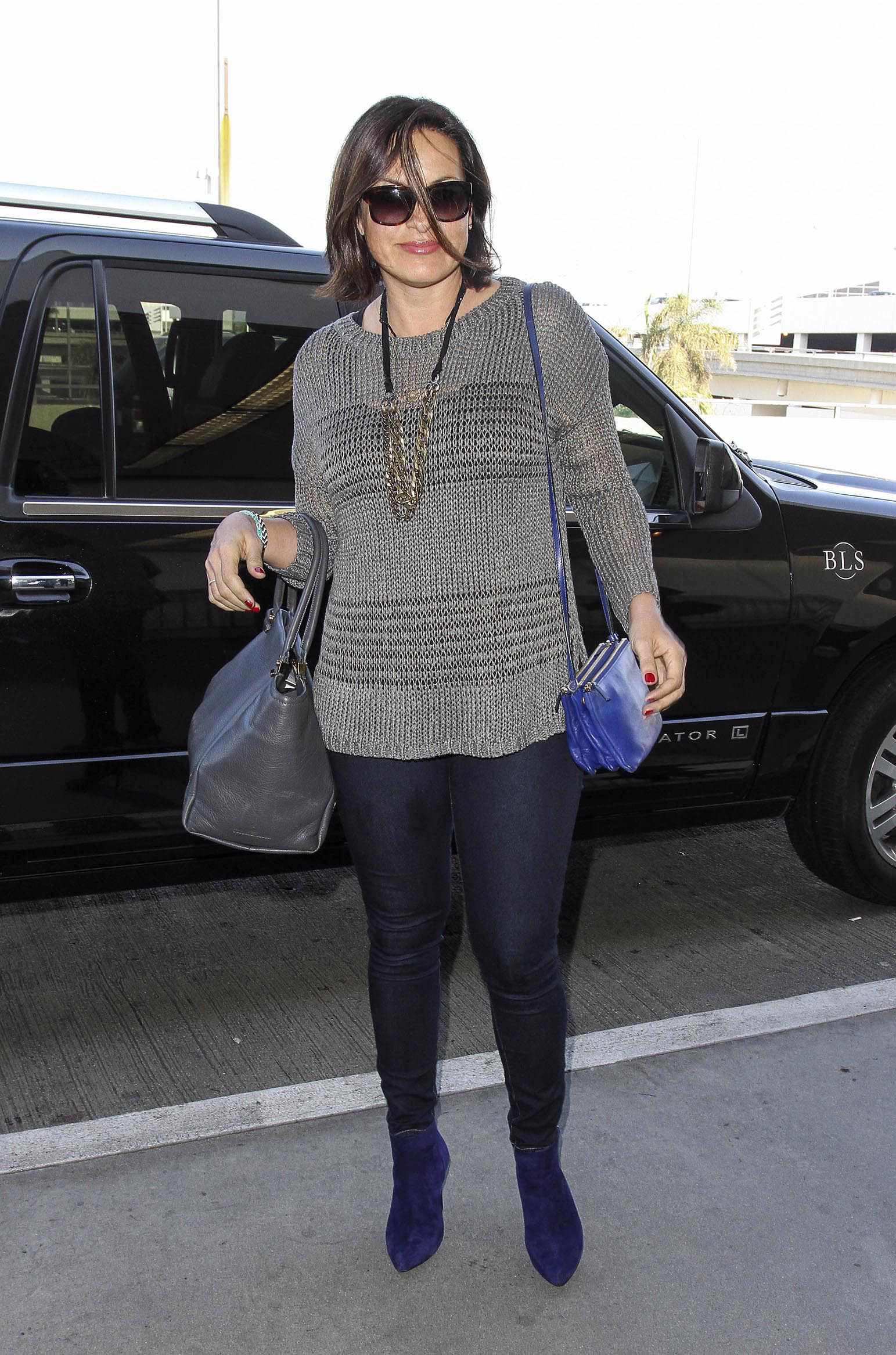 Mariska Hargitay Arrives at LAX Airport in Los Angeles (November 11, 2013) 