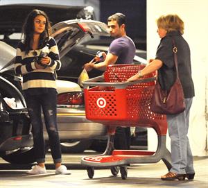 Mila Kunis - Caught with her mother and a shopping cart on a parking place in Los Angeles (04.02.2013) 