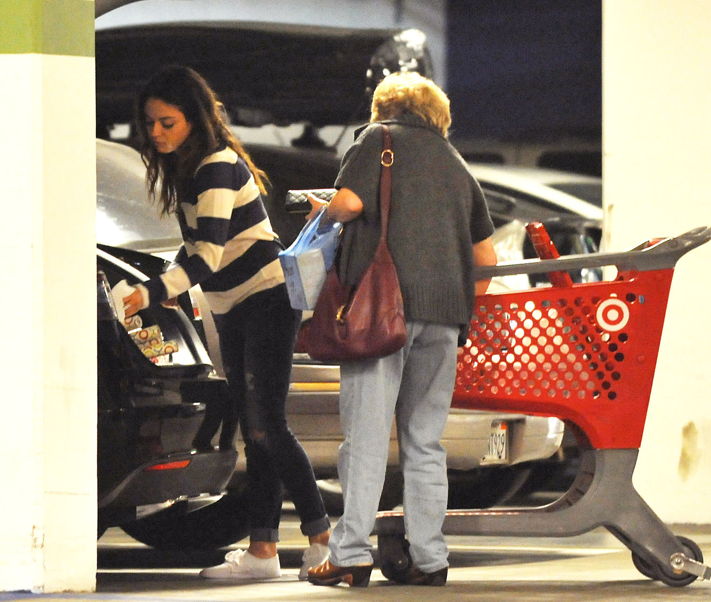 Mila Kunis - Caught with her mother and a shopping cart on a parking place in Los Angeles (04.02.2013) 