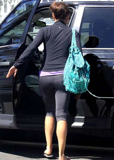 Mila Kunis Heading to the gym in Studio City - August 27, 2012 