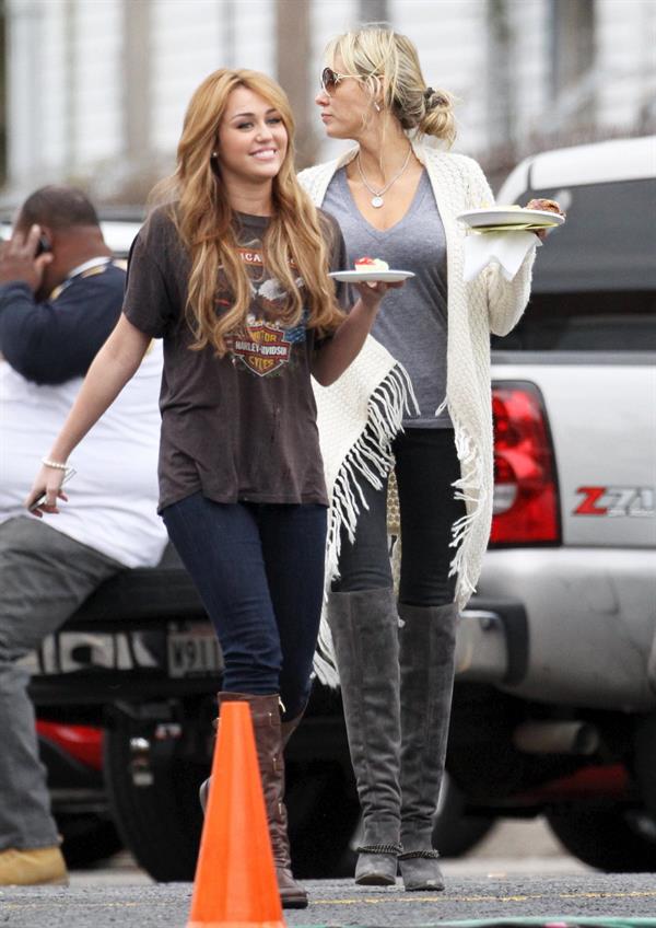 Miley Cyrus set of So Undercover in New Orleans 12/15/10 Gal Number : 2012110918280513c8-14