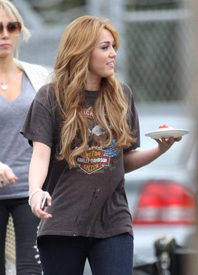Miley Cyrus set of So Undercover in New Orleans 12/15/10 Gal Number : 2012110918280513c8-14