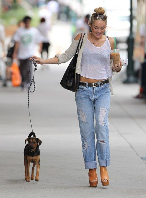 Miley Cyrus - Out with Happy in Philadelphia (August 7th 2012)