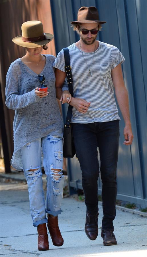 Nikki Reed spotted in ripped jeans in Venice (05.06.2013) 