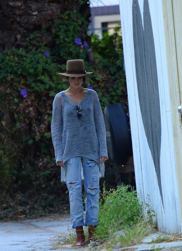Nikki Reed spotted in ripped jeans in Venice (05.06.2013) 