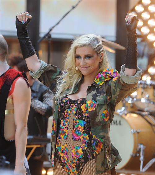 Kesha Performs on the Today Show in New York City (November 20, 2012) 