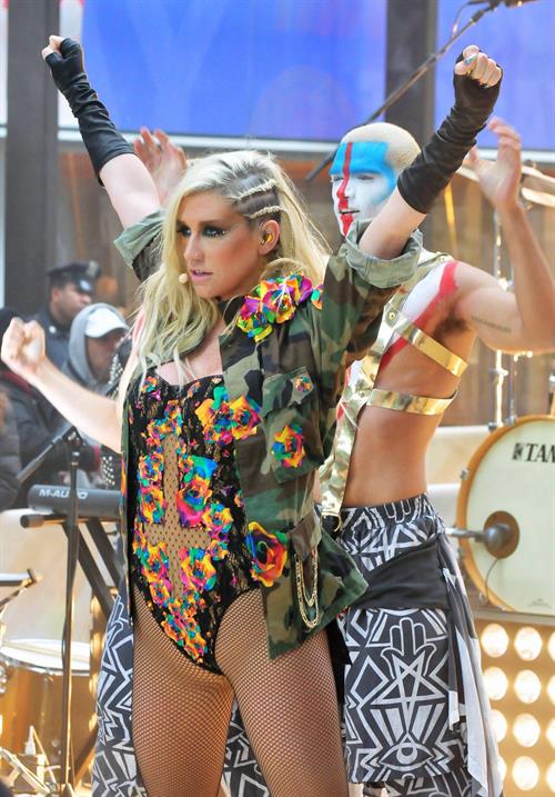Kesha Pictures Kesha Performs on the Today Show in New York City (November 20, 2012)