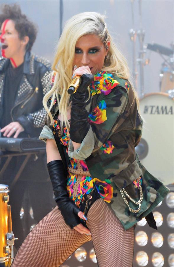 Kesha Performs on the Today Show in New York City (November 20, 2012) 