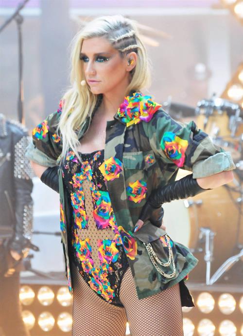 Kesha Performs on the Today Show in New York City (November 20, 2012) 