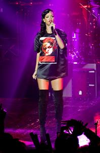 Rihanna backstage/performing during 777 Tour in Paris 11/17/12 