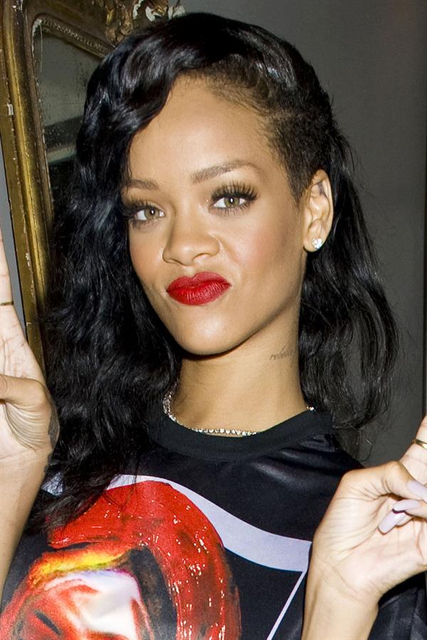 Rihanna backstage/performing during 777 Tour in Paris 11/17/12 