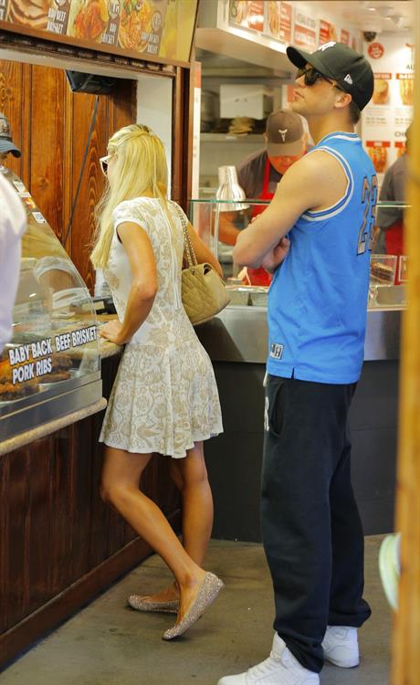 Paris Hilton Pictures Paris Hilton Shopping at the Grove April 3, 2013