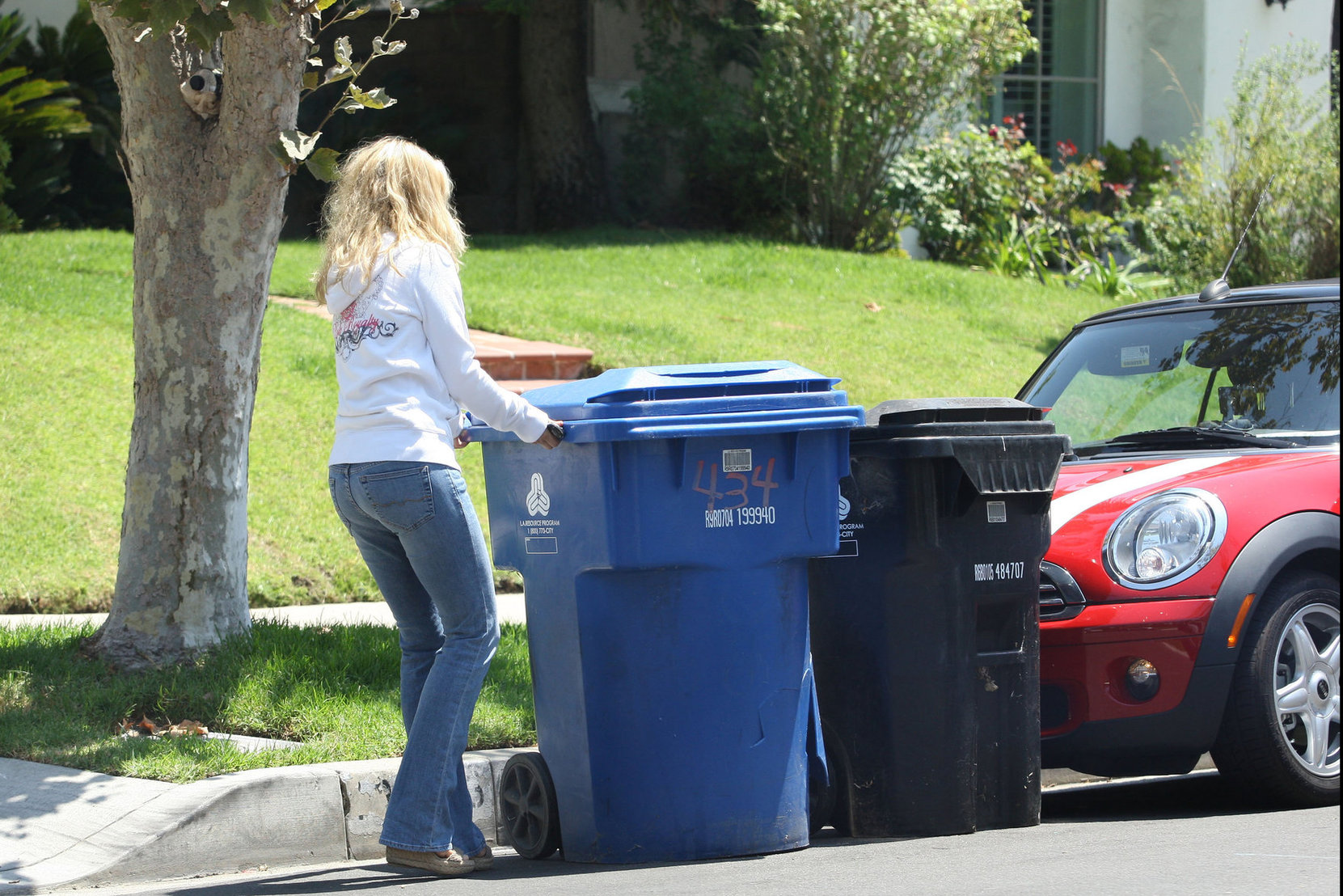 Rachel McAdams throws out the trash in Beverly Hills August 3, 2012